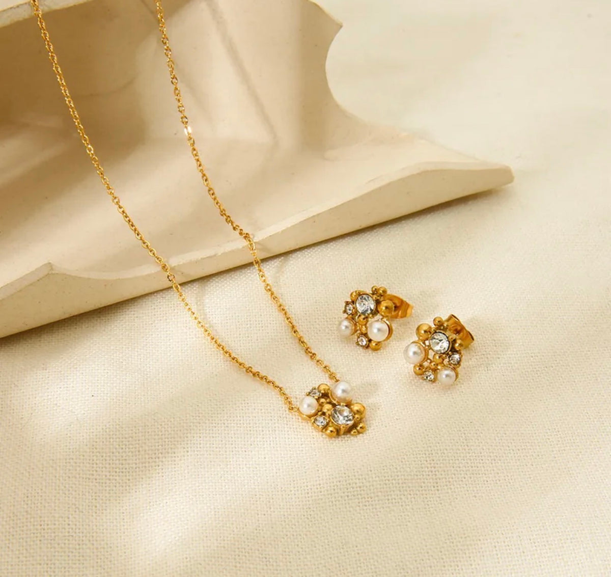 Golden Pearl Cluster Necklace Set ✨18k gold plated stainless