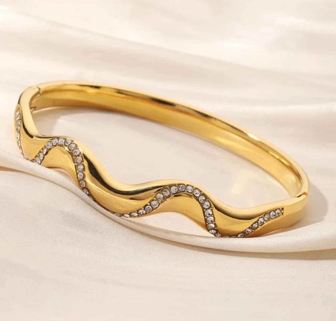 Crystal Wave Elegance Bangle 18k gold plated stainless