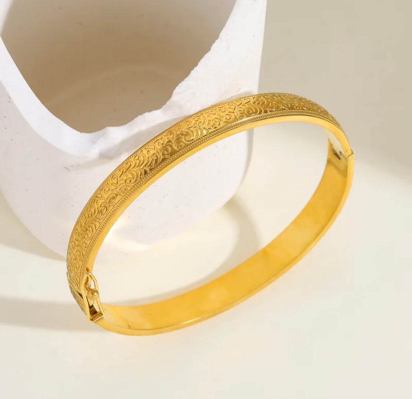 Vintage Filigree Elegance Bangle 18k gold plated stainless