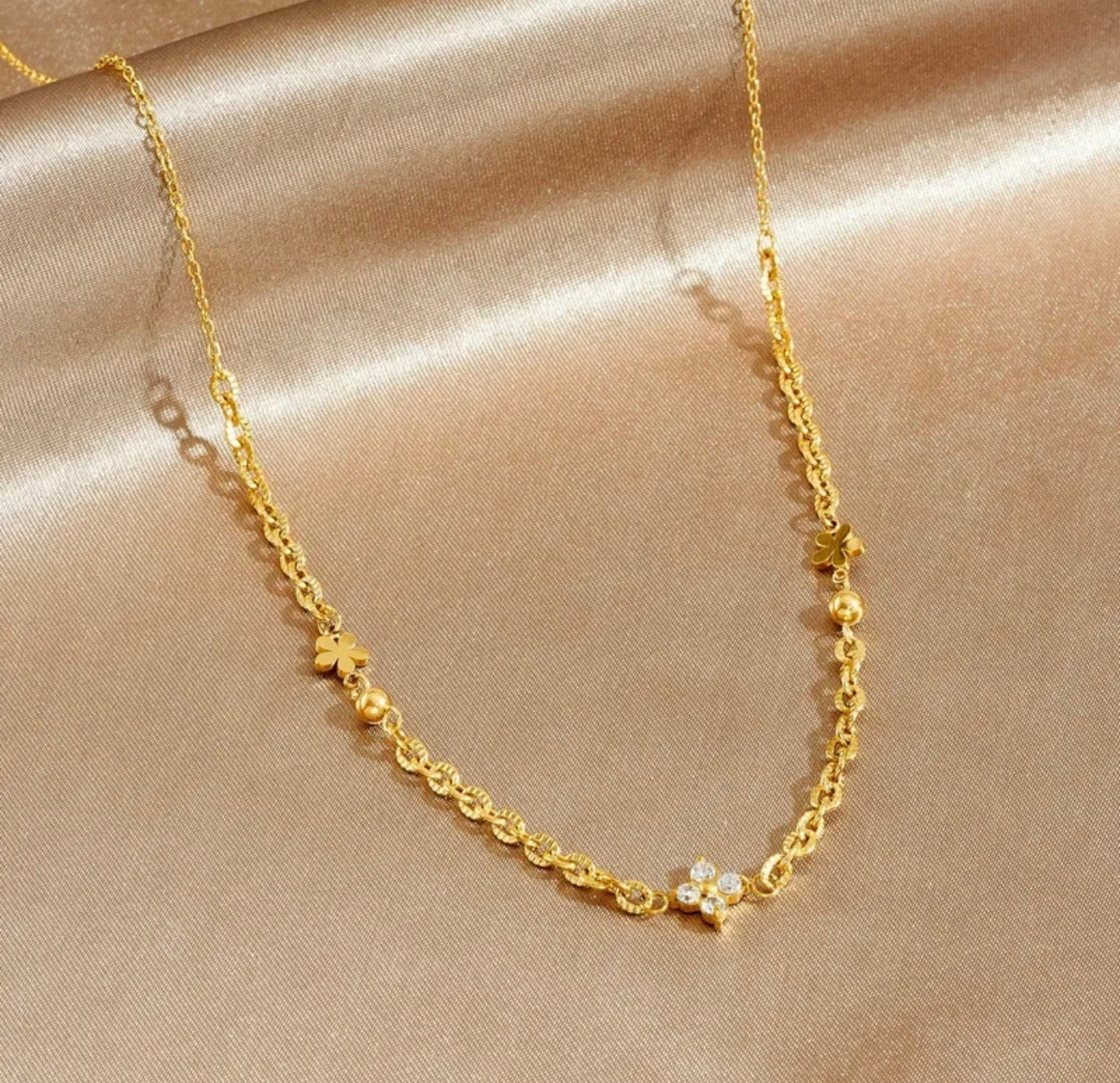 Lucky Glow Chain with small stone flower 18k gold plated stainless steel