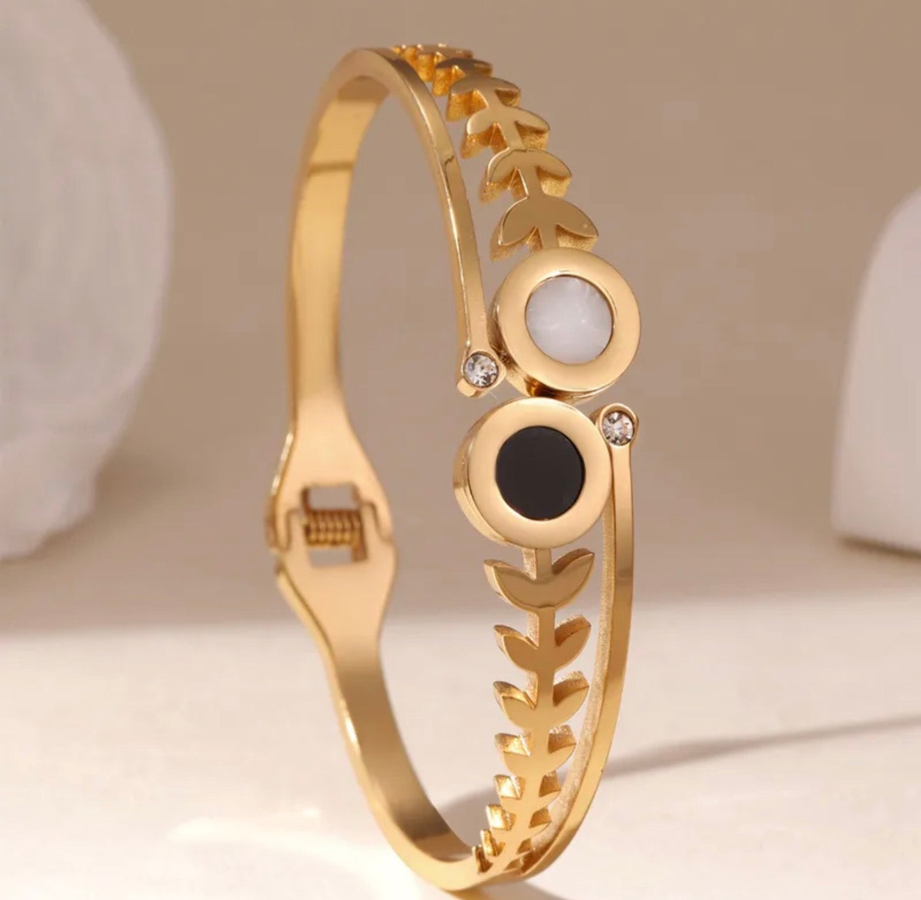 Contrast Queen elegant 18k gold plated stainless steel bracelet