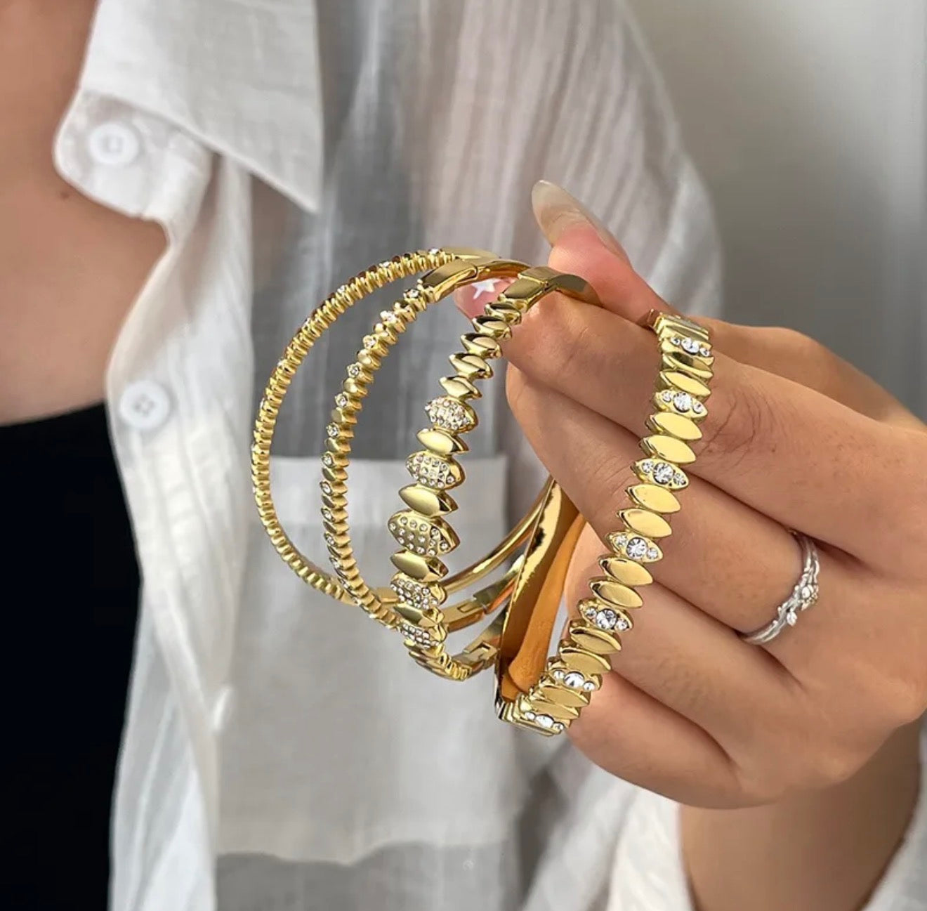 Sleek Shine Minimal Bangle 18k gold plated stainless steel