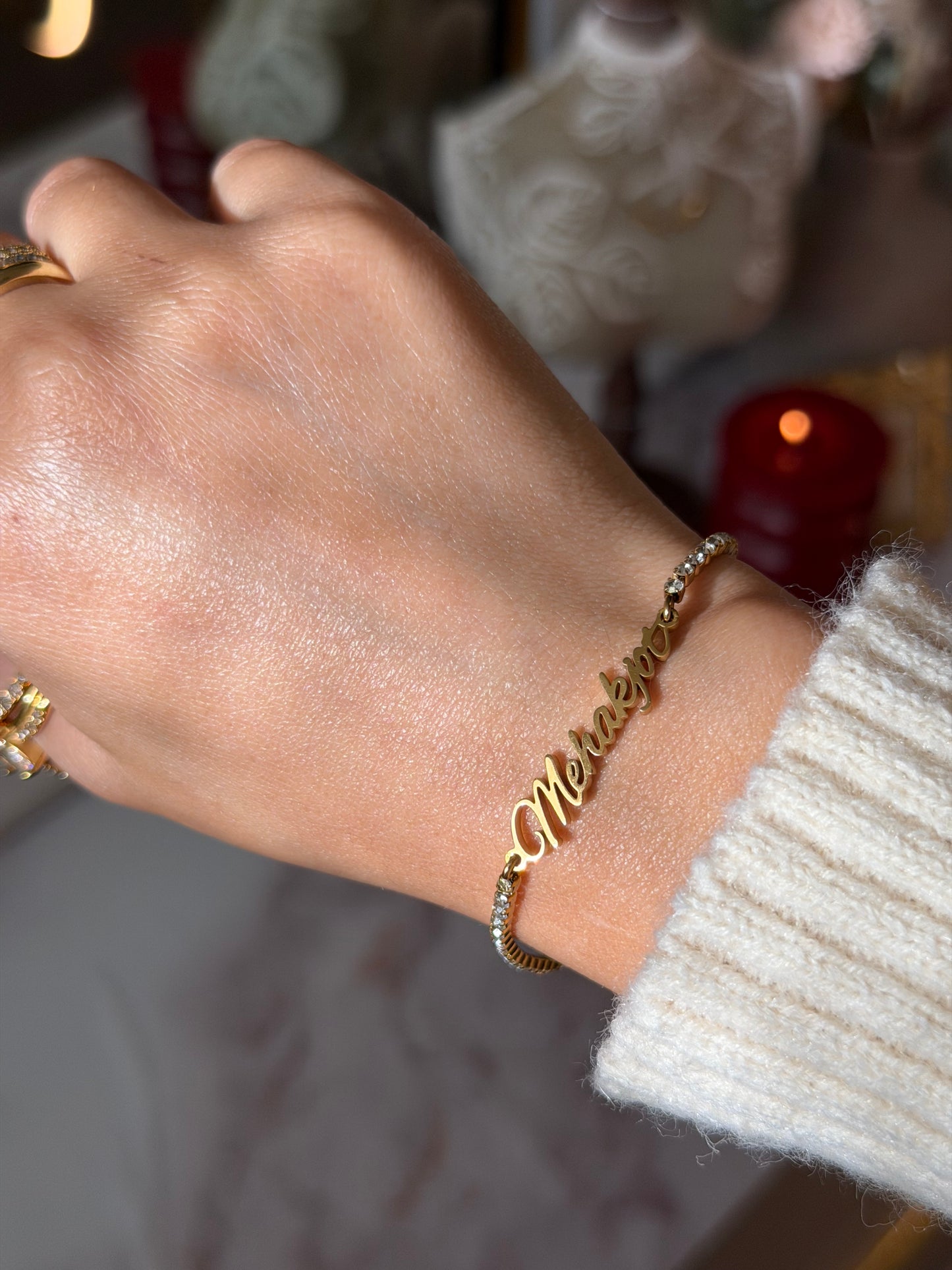Coustomized unique style bracelet u can coustmized with any name u want come in perium quality stainless 18k gold plated