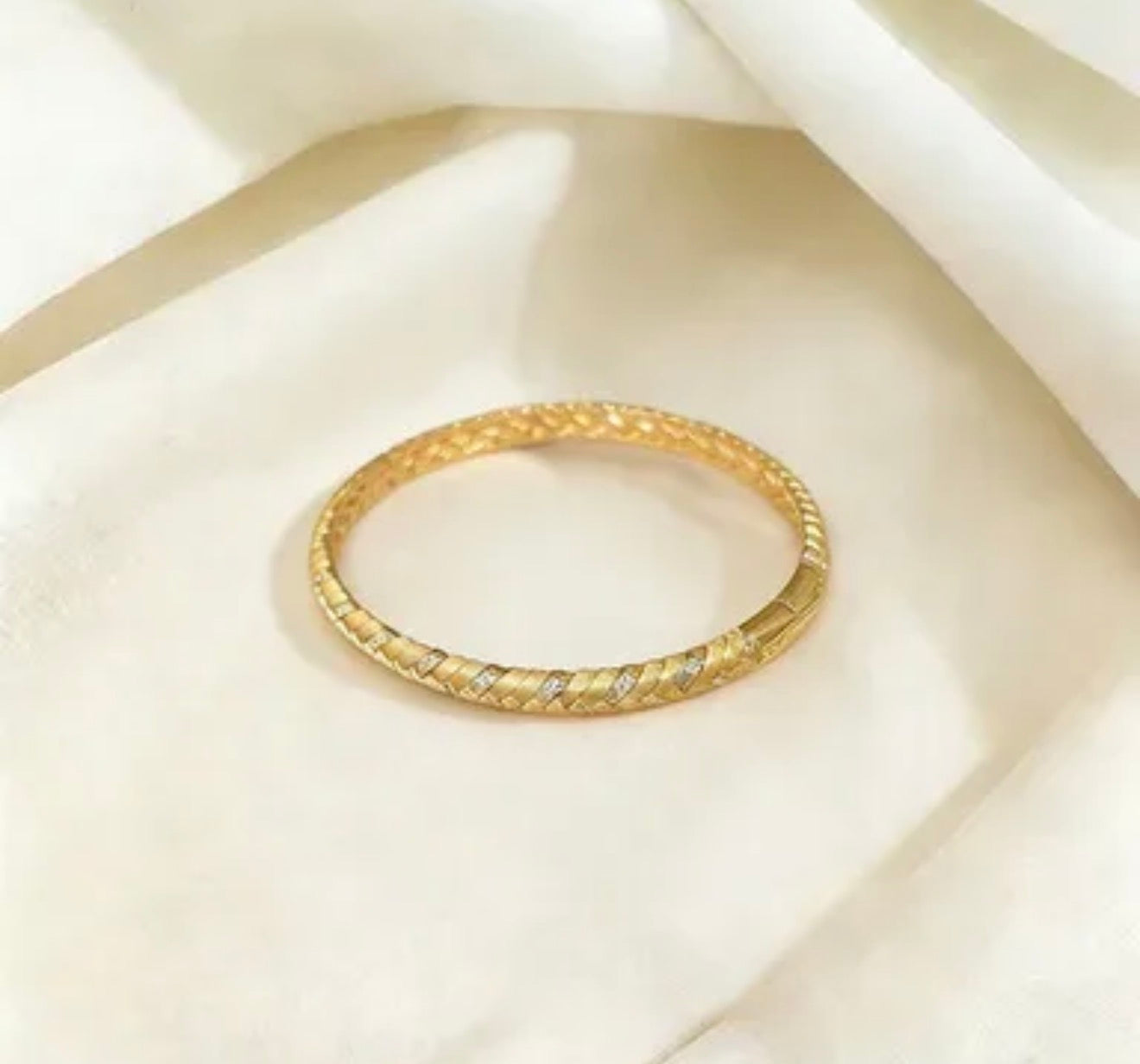 Majestic Shine Pattern Bangle 18k gold plated stainless