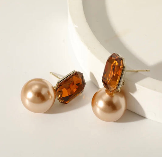 Soft Blush Pearl Shine Earrings in perium look