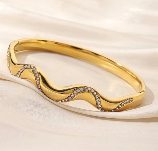 Crystal Wave Elegance Bangle 18k gold plated stainless