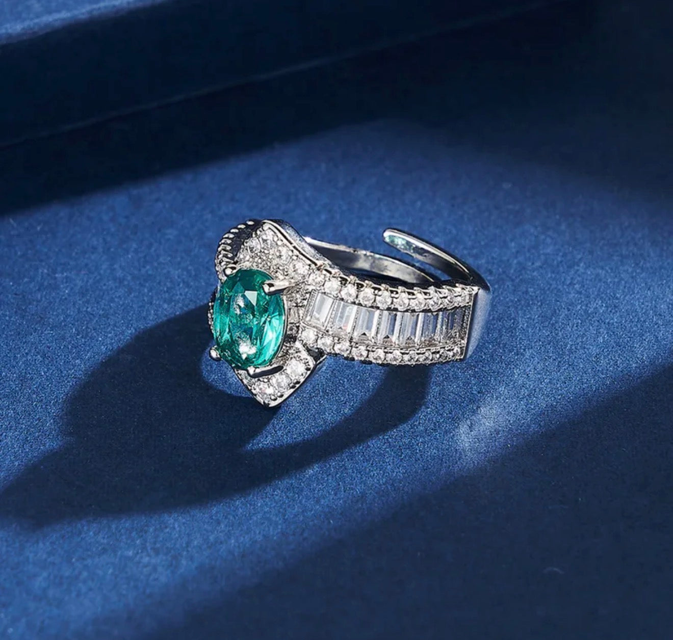 Aurelian Emerald Diamond Ring in perium quality