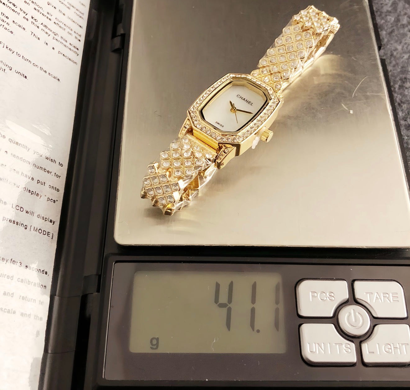 Golden Grace Crystal Luxe Watch in perium quality stainless waterproof