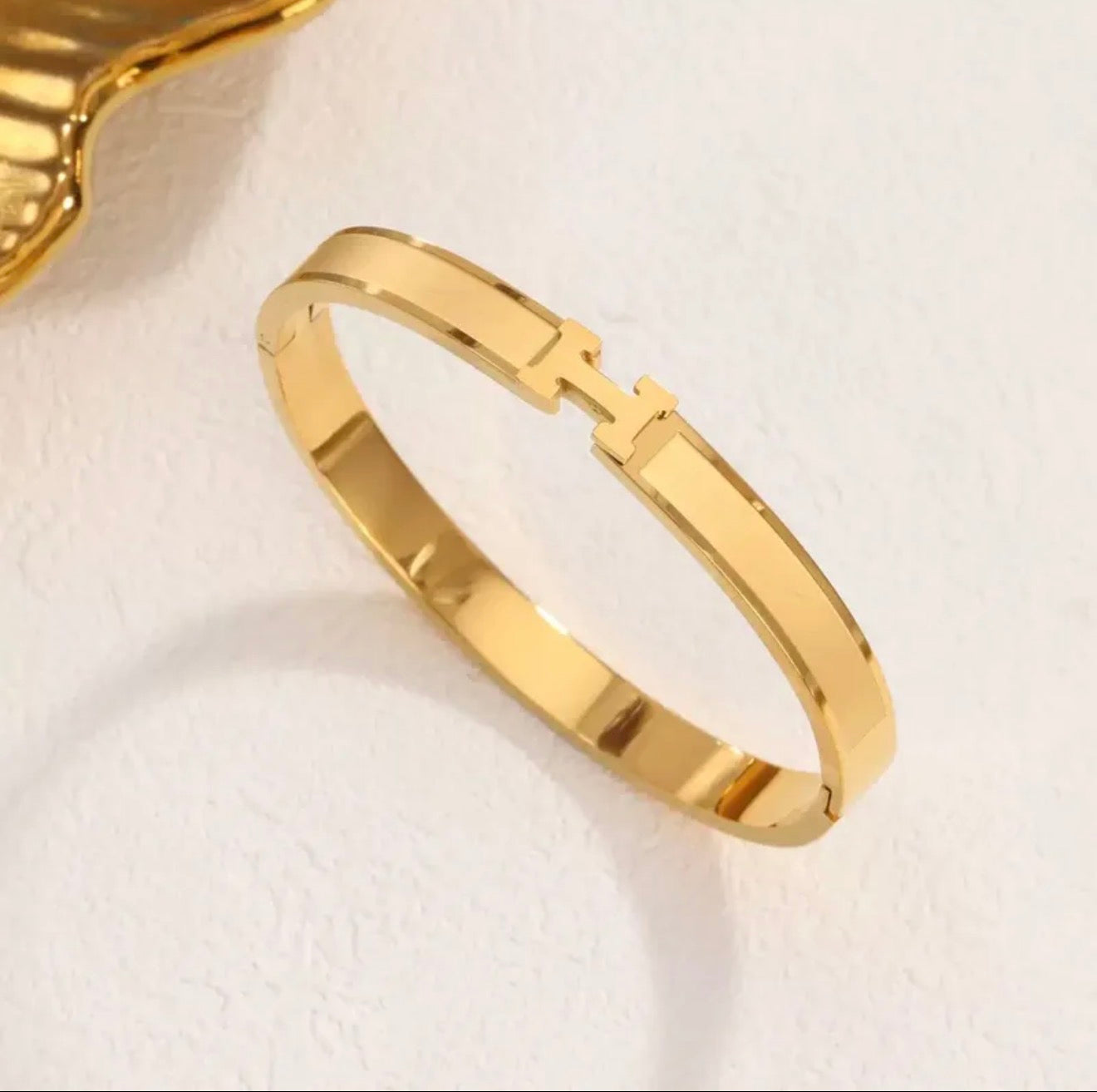 Royal Minimal Gold Bracelet perfect for daily style 18k gold plated stainless steel