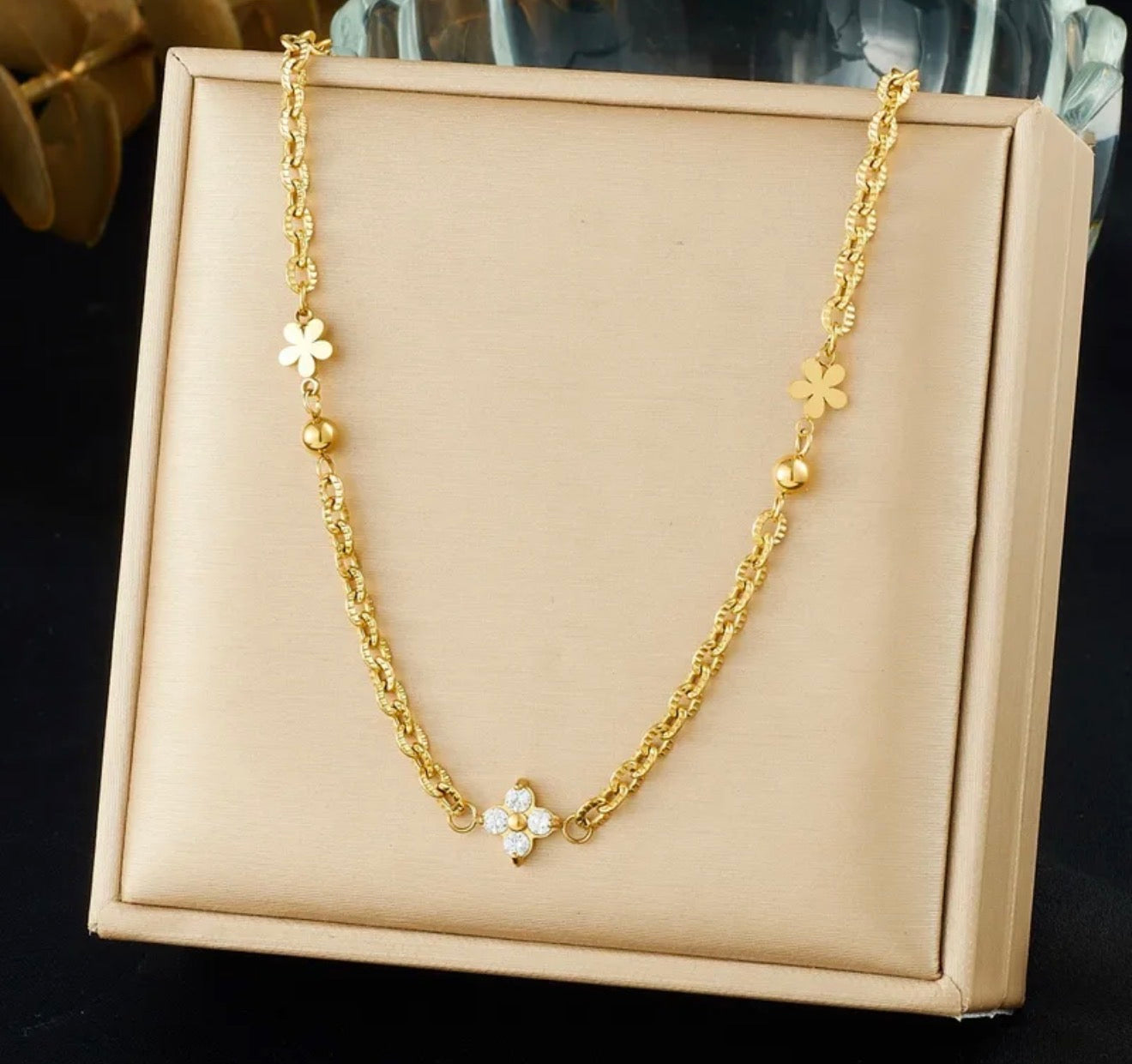 Lucky Glow Chain with small stone flower 18k gold plated stainless steel