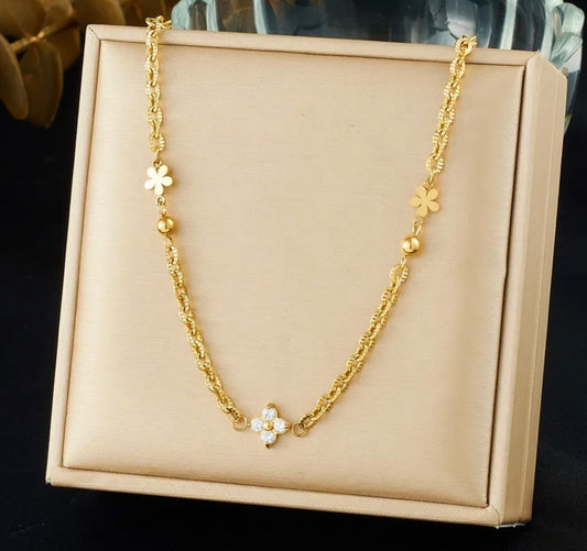 Lucky Glow Chain with small stone flower 18k gold plated stainless steel