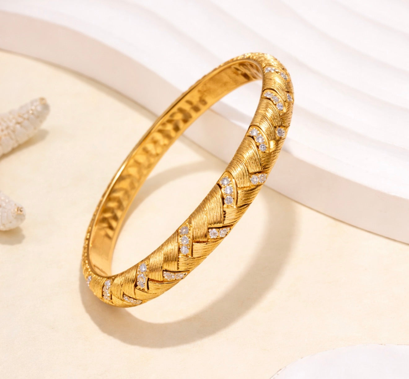 Majestic Shine Pattern Bangle 18k gold plated stainless