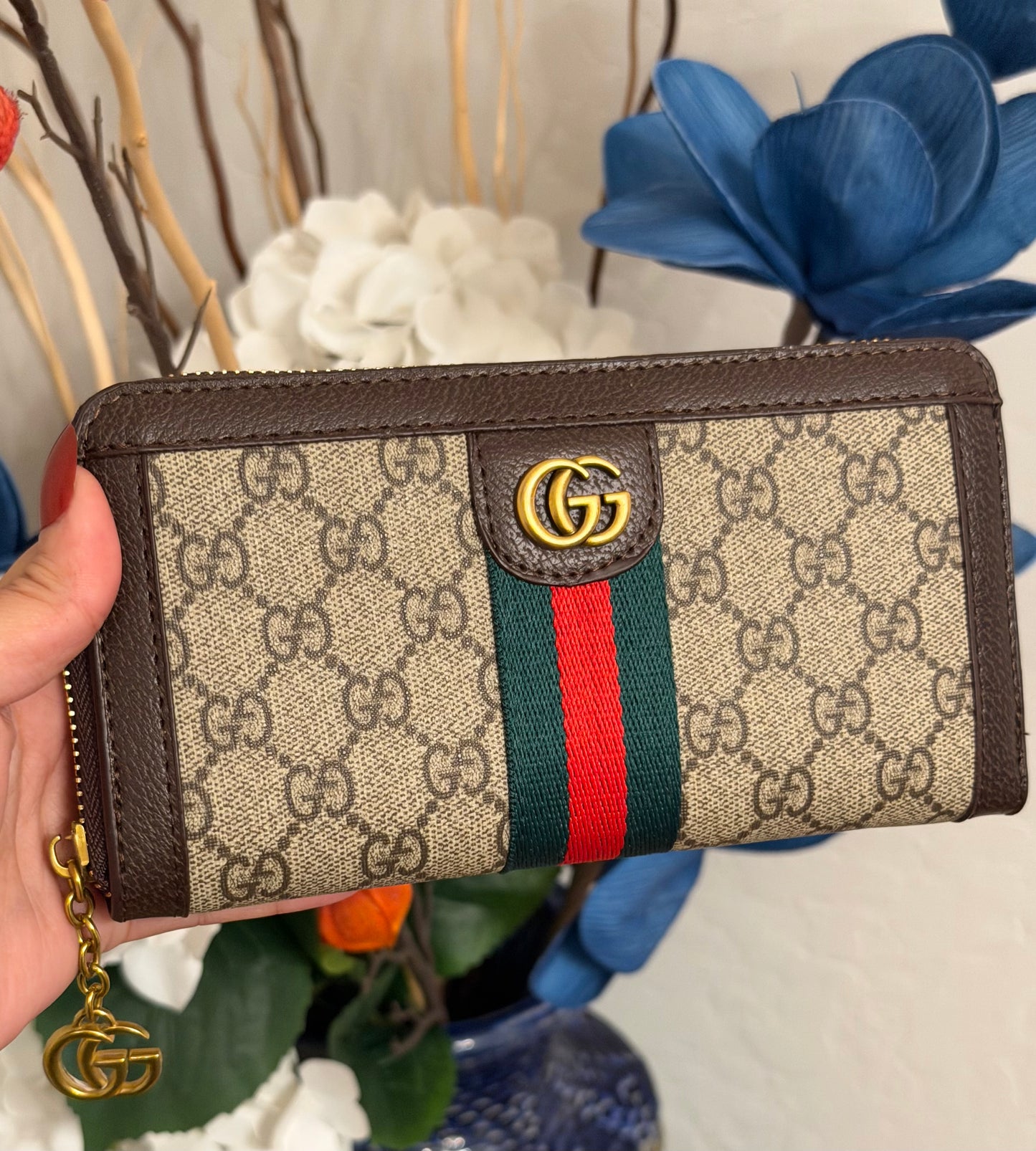 Gucci wallet in premium quality ￼luxurious finish