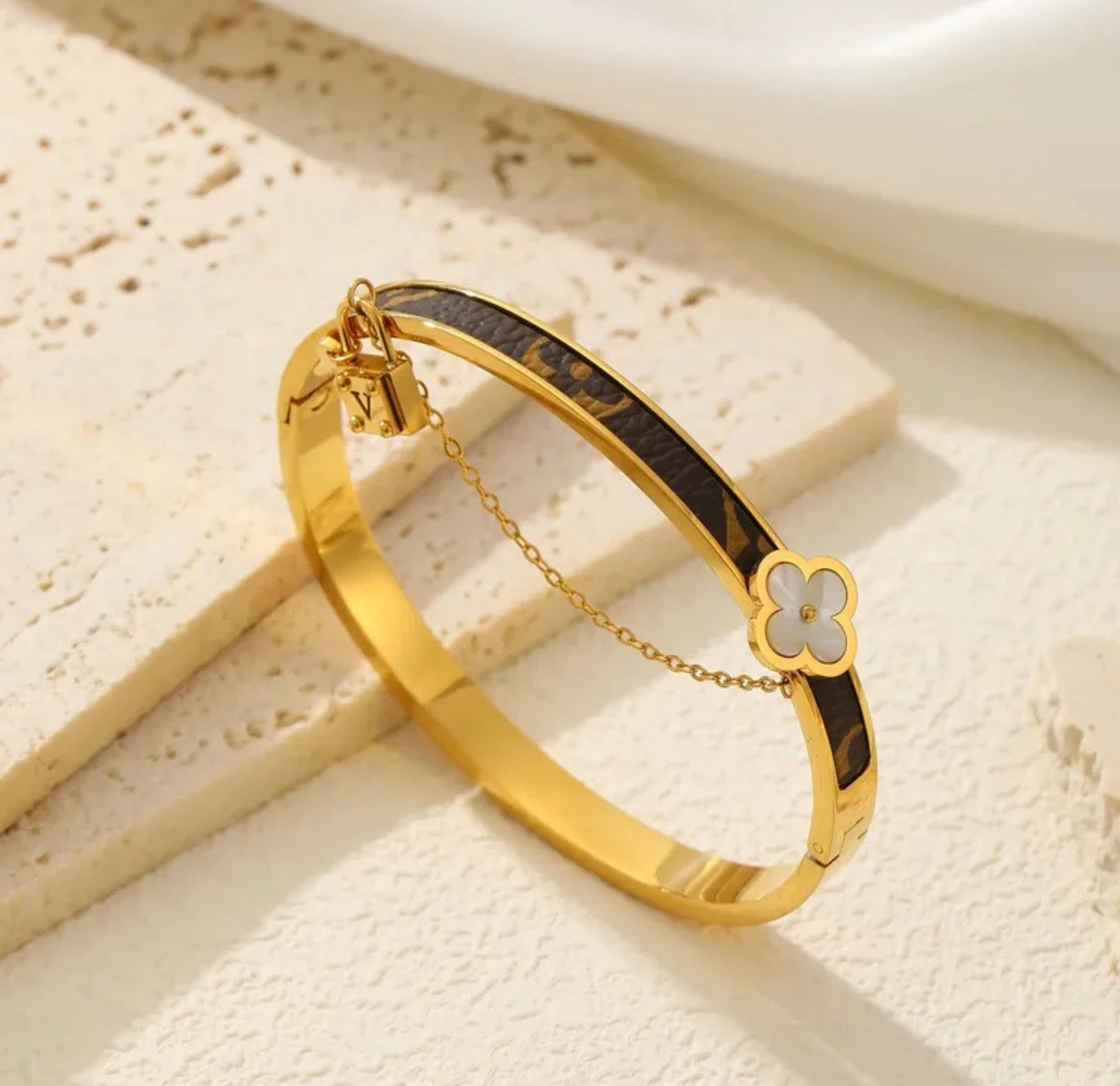 Lv Cocoa Clover Elegance 18k gold plated stainless steel bracelet