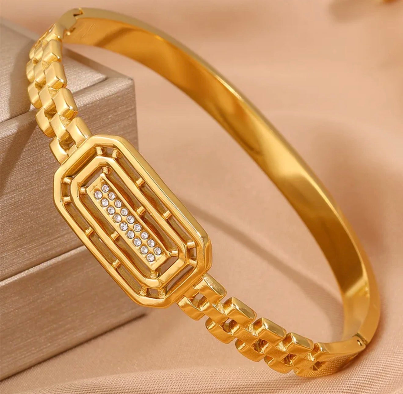 Éclat Rectangulaire Gold Bangle 18k gold plated stainless steel