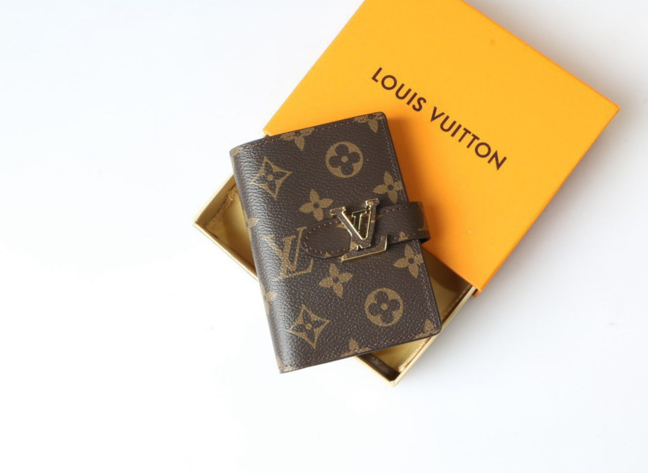 LV premium quality, good finish wallet