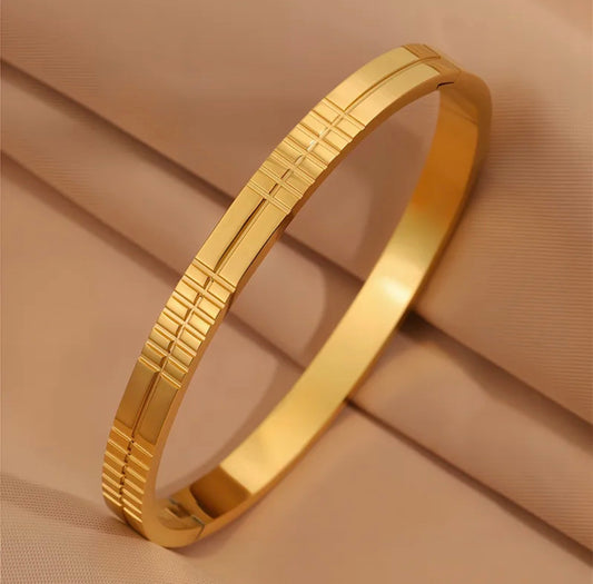 Signature Gold Bangle – Simple Yet Stunning 18k gold plated stainless