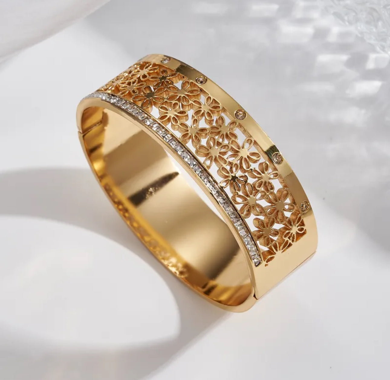 Pvd coated 18k gold plated luxurious style bracelet