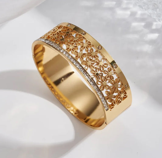 Pvd coated 18k gold plated luxurious style bracelet