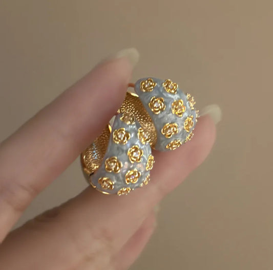 Pretty color with golden rose earrings