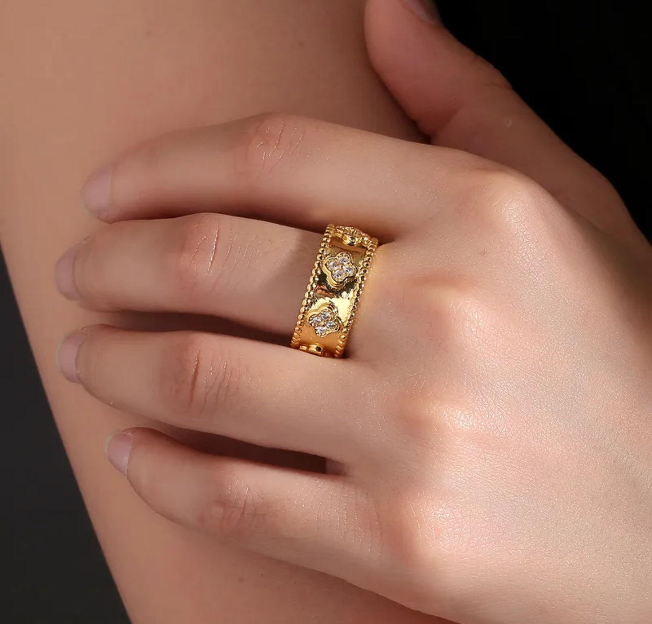 Classic style ring 18k gold plated