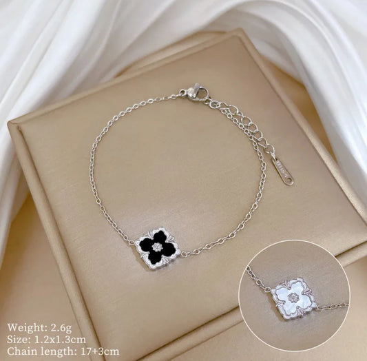 Double shaded Elegant Clover Pendant bracelet
