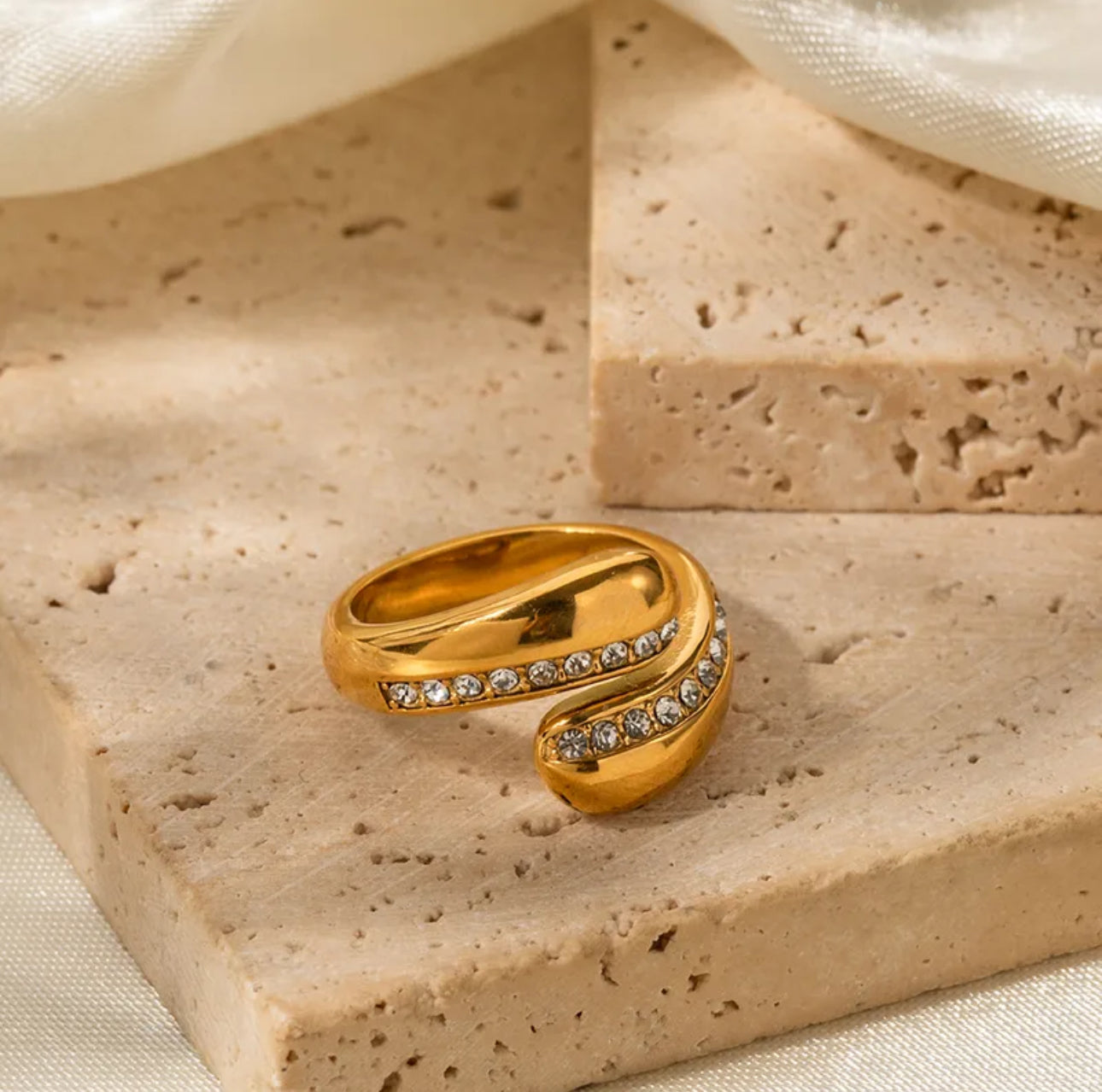 Elegant huge ring 18k gold plated