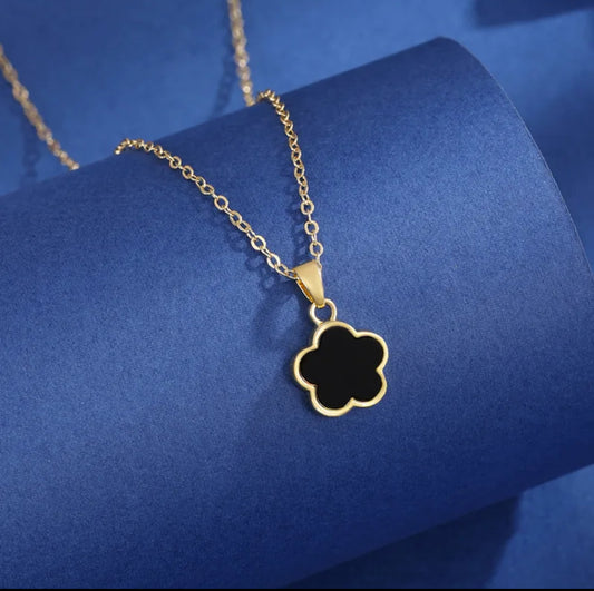 Midnight Clover Pendant 18k gold plated