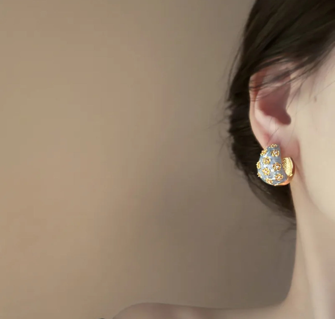 Pretty color with golden rose earrings