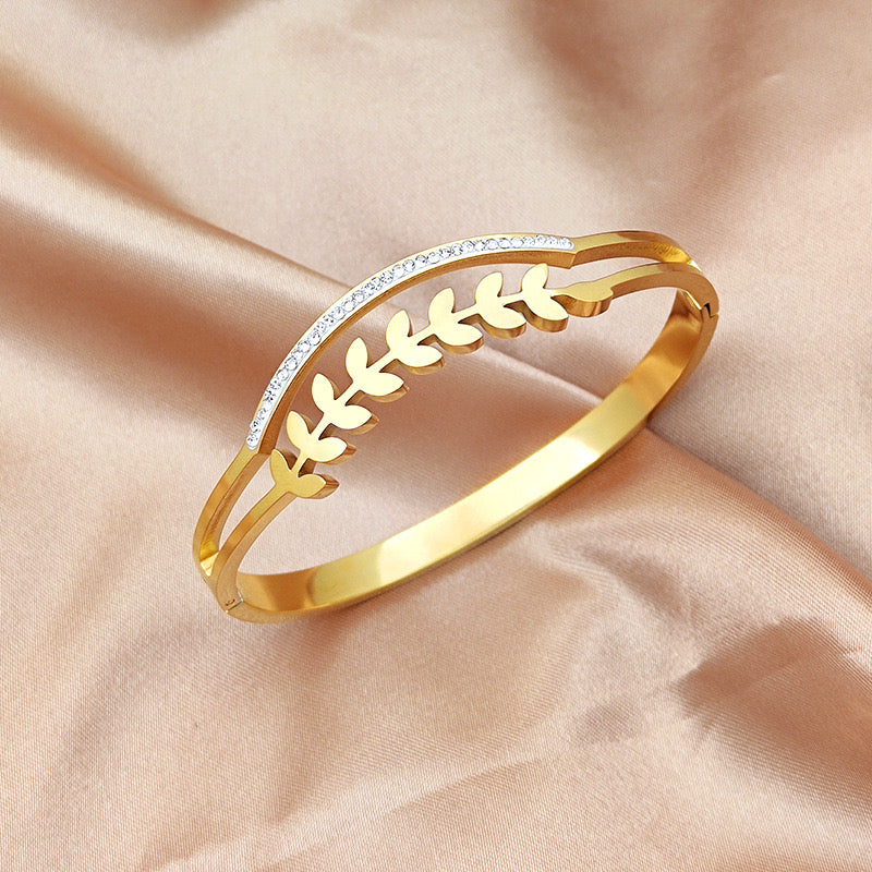 Classic style leaf rhinestone bracelet